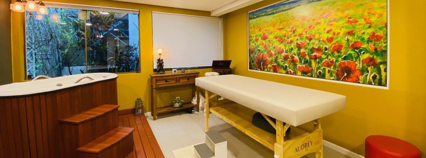 Spa Dia das Mães: Massagem Relaxante + Banho Terapêutico com Cromoterapia + Máscara facial
